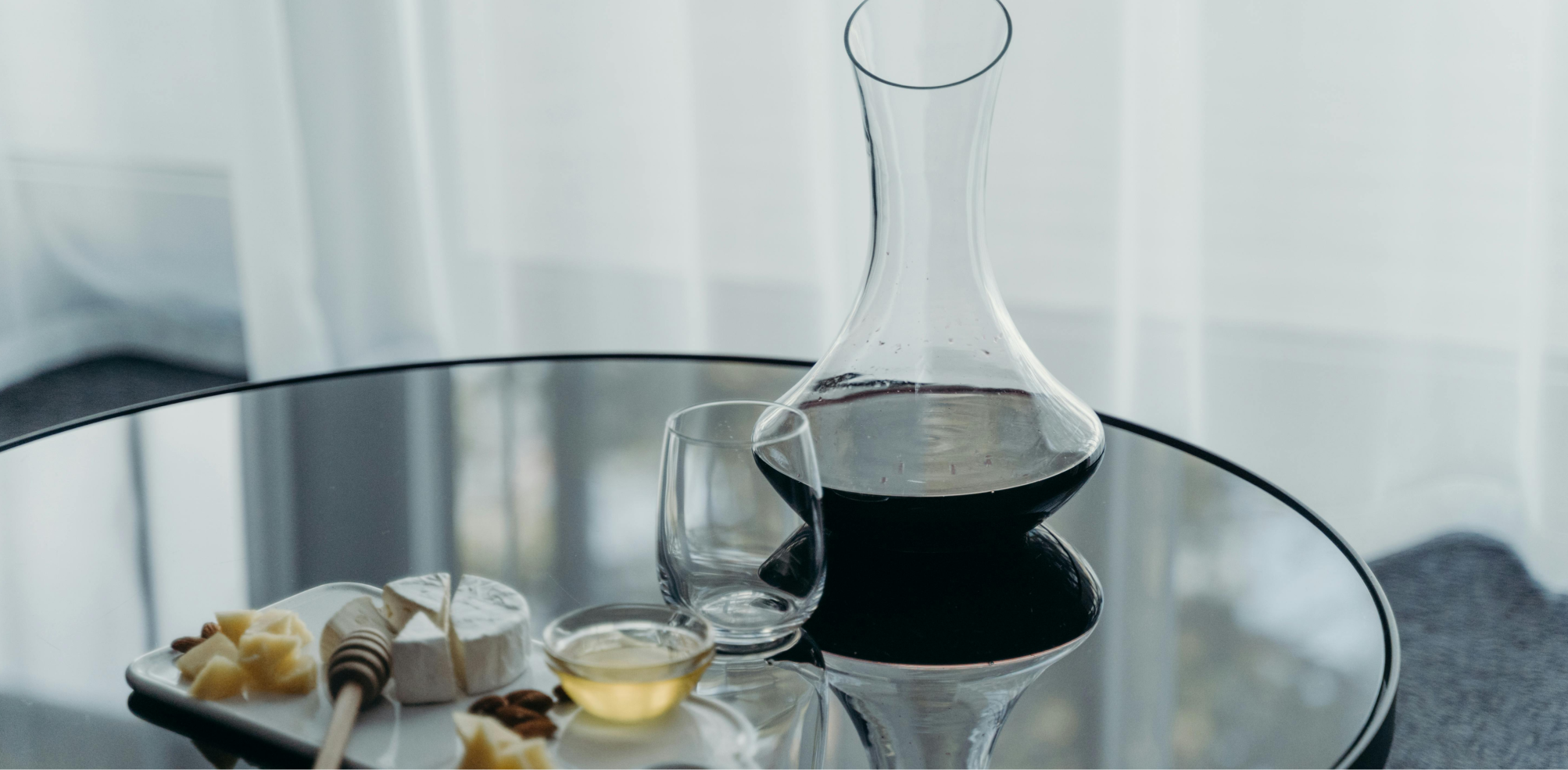 Como decantar um vinho: um passo simples que melhora a experiência